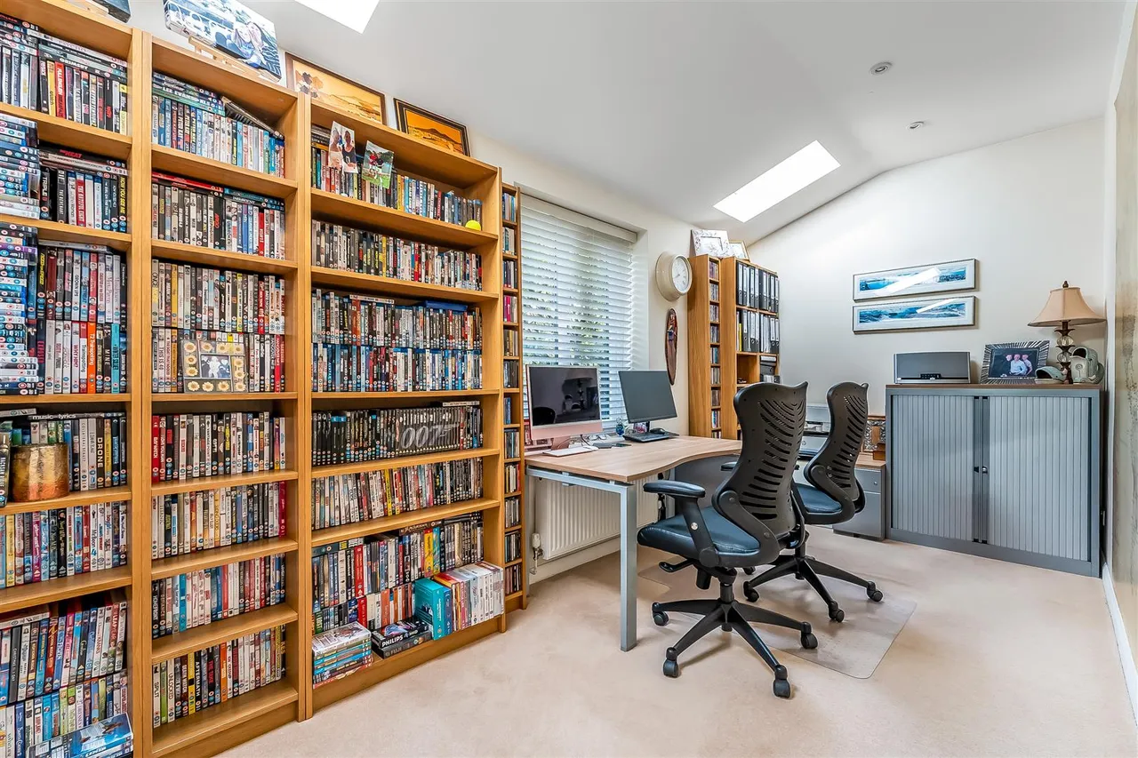 Virginia Close, Ashtead, KT21, photo 12