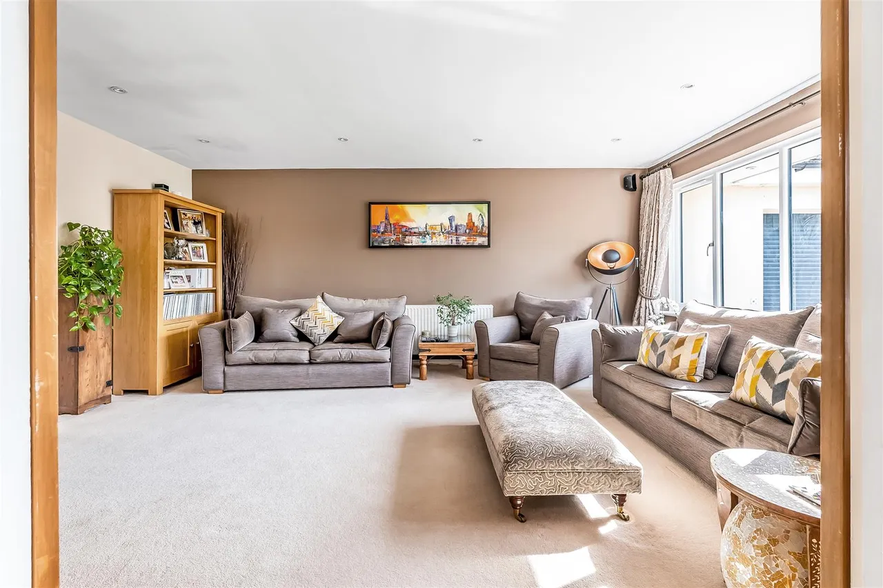 Virginia Close, Ashtead, KT21, photo 5