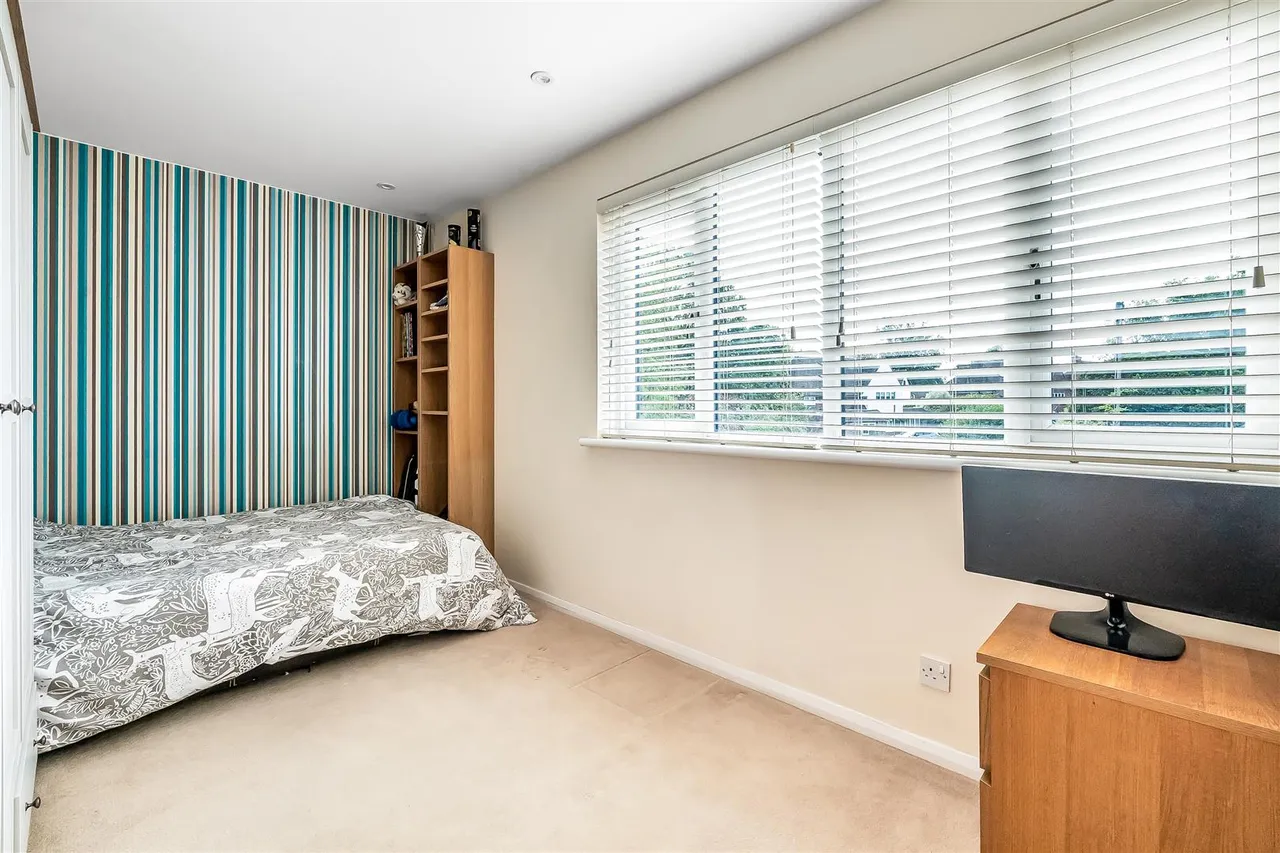 Virginia Close, Ashtead, KT21, photo 24