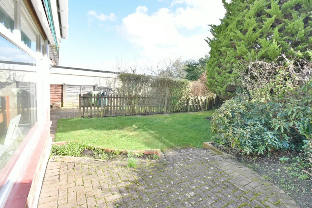 Elm Tree Walk, BH22, photo 3