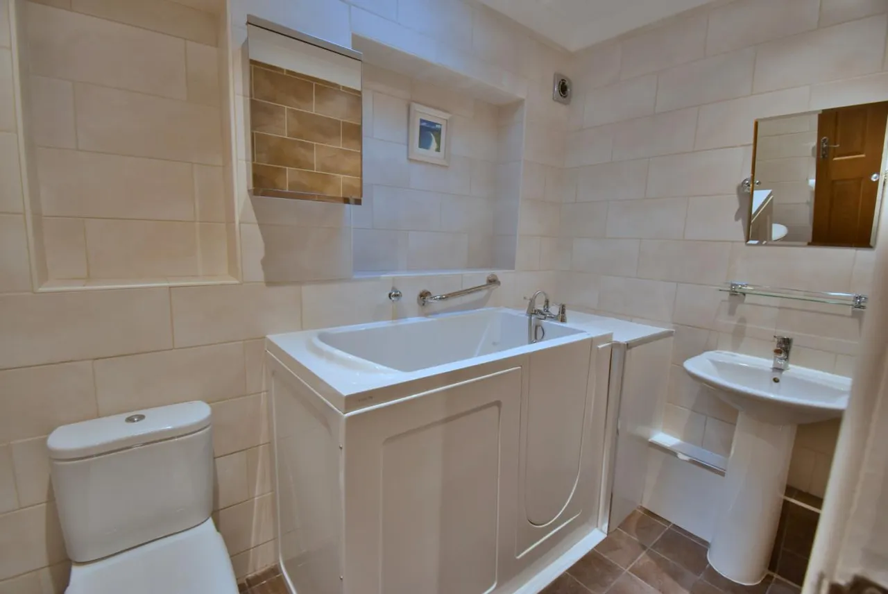Elm Tree Walk, BH22, photo 14