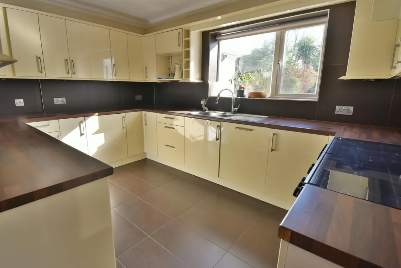 Elm Tree Walk, BH22, photo 5
