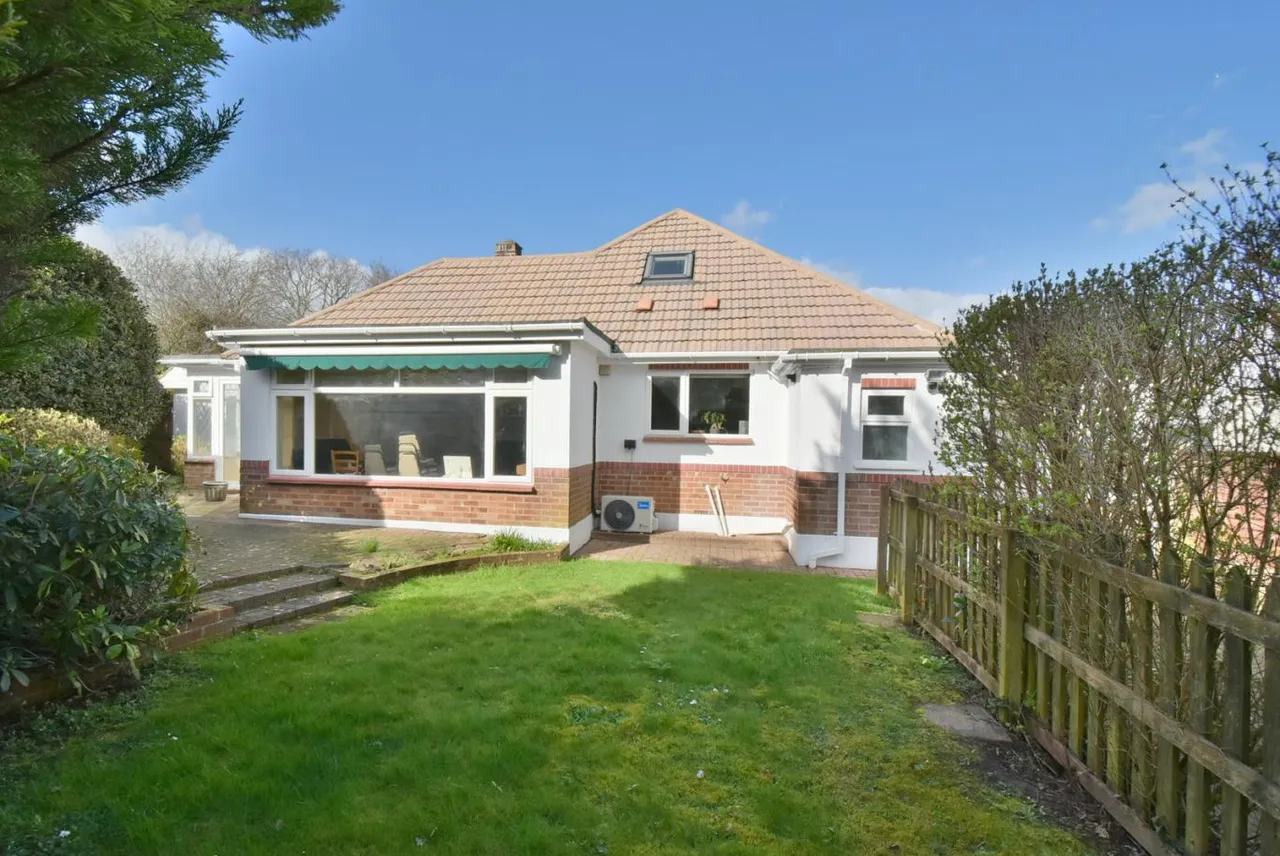 Elm Tree Walk, BH22, photo 2