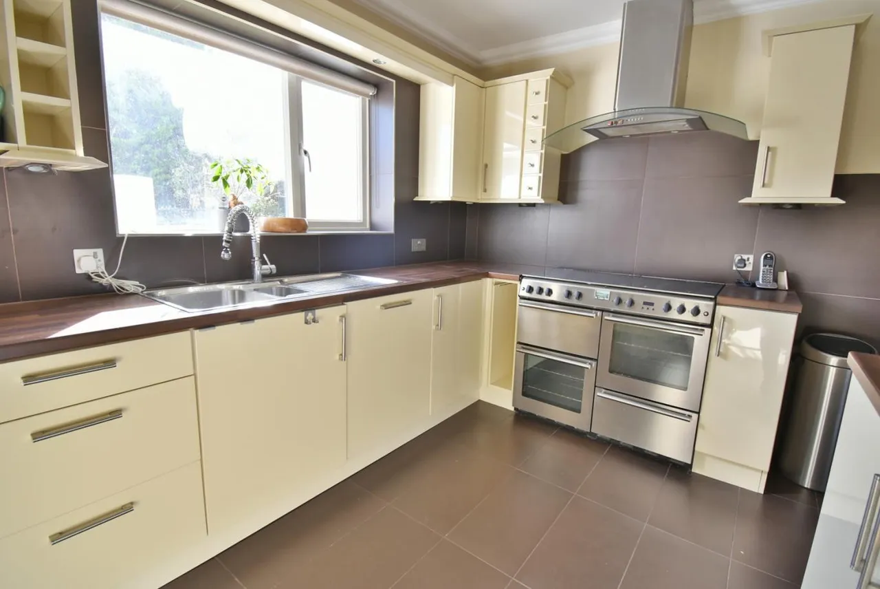 Elm Tree Walk, BH22, photo 6