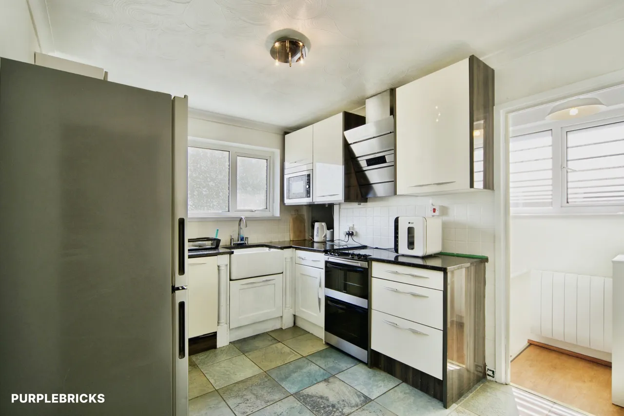 2 bed flat for sale, Queens Park Road, Romford, RM3