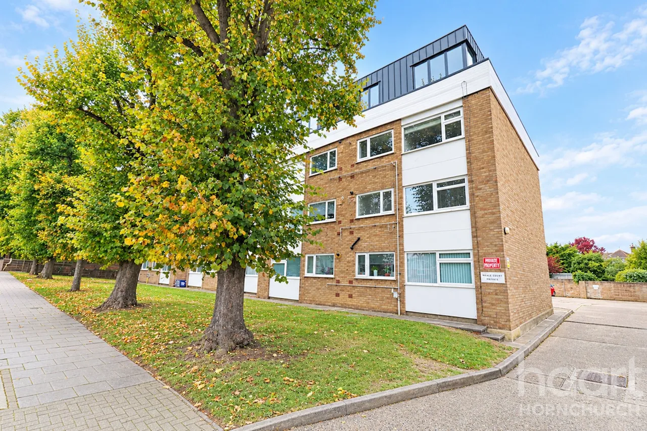 1 bed flat for sale, Upminster Road, Hornchurch, RM11