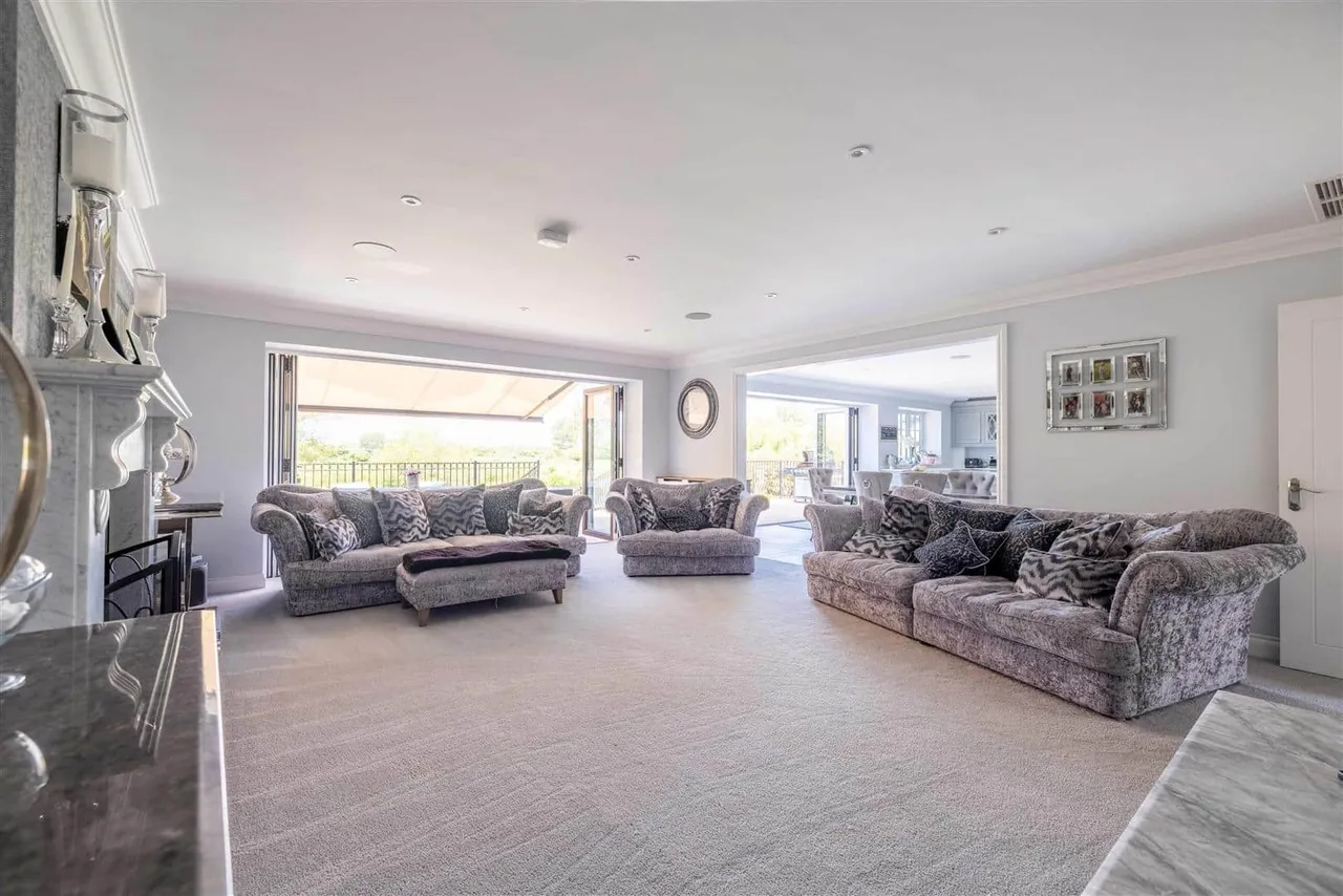 The Avenue, Wraysbury, Staines-Upon-Thames, TW19 5EY, photo 3