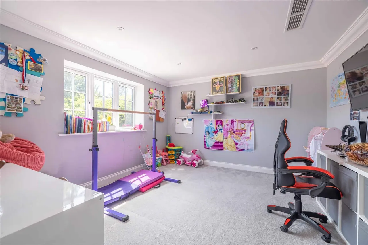 The Avenue, Wraysbury, Staines-Upon-Thames, TW19 5EY, photo 10