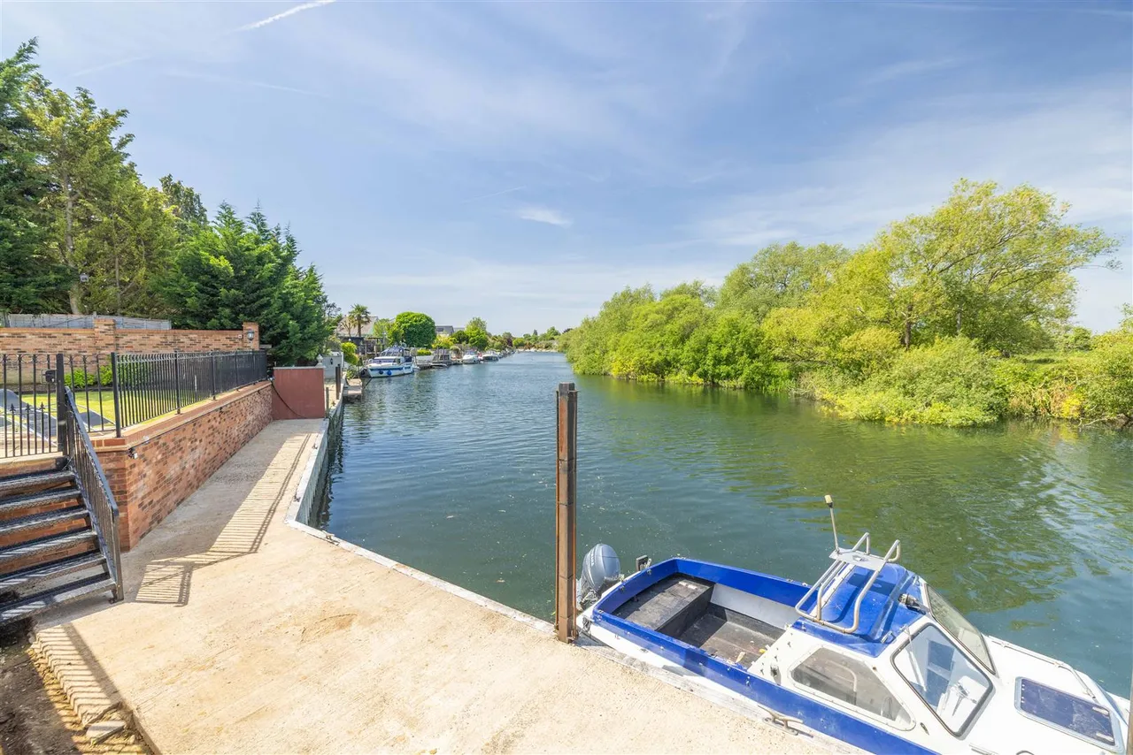The Avenue, Wraysbury, Staines-Upon-Thames, TW19 5EY, photo 24