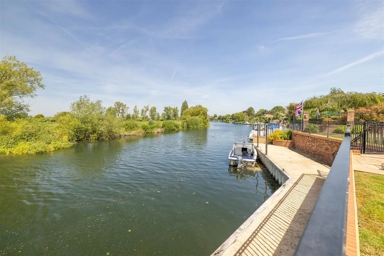 The Avenue, Wraysbury, Staines-Upon-Thames, TW19 5EY, photo 34