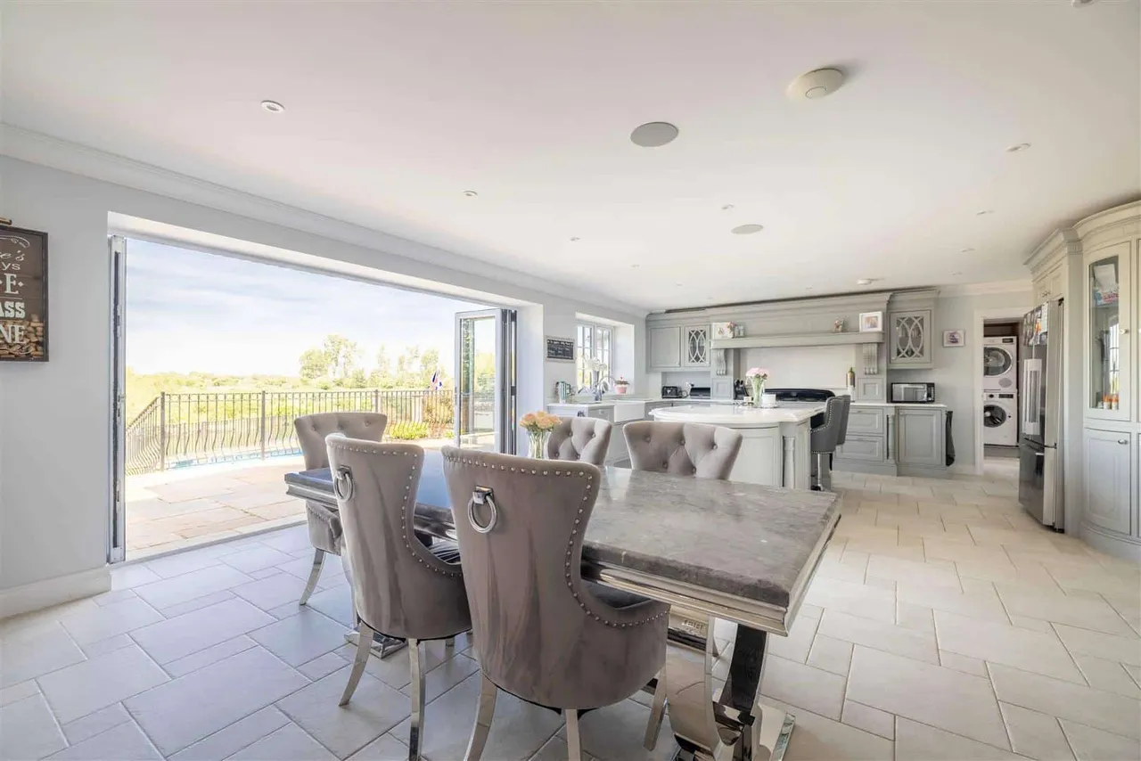 The Avenue, Wraysbury, Staines-Upon-Thames, TW19 5EY, photo 6