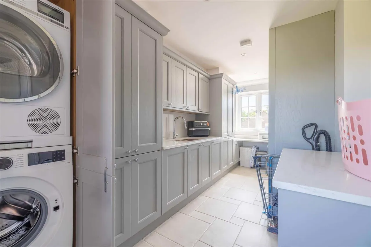The Avenue, Wraysbury, Staines-Upon-Thames, TW19 5EY, photo 9