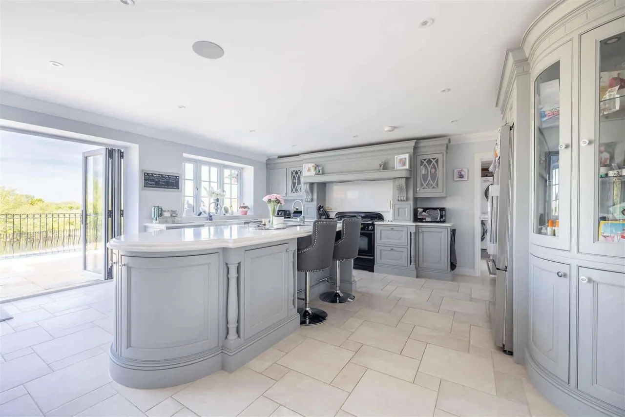 The Avenue, Wraysbury, Staines-Upon-Thames, TW19 5EY, photo 5