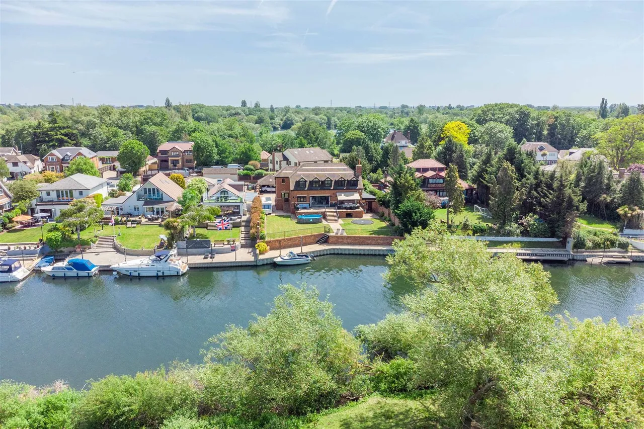 The Avenue, Wraysbury, Staines-Upon-Thames, TW19 5EY, photo 41