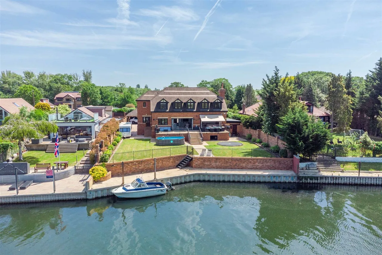 The Avenue, Wraysbury, Staines-Upon-Thames, TW19 5EY, photo 40