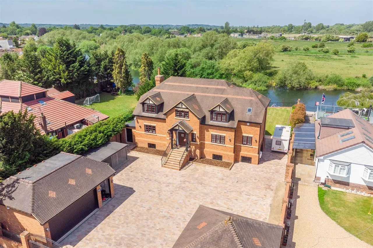 The Avenue, Wraysbury, Staines-Upon-Thames, TW19 5EY, photo 38