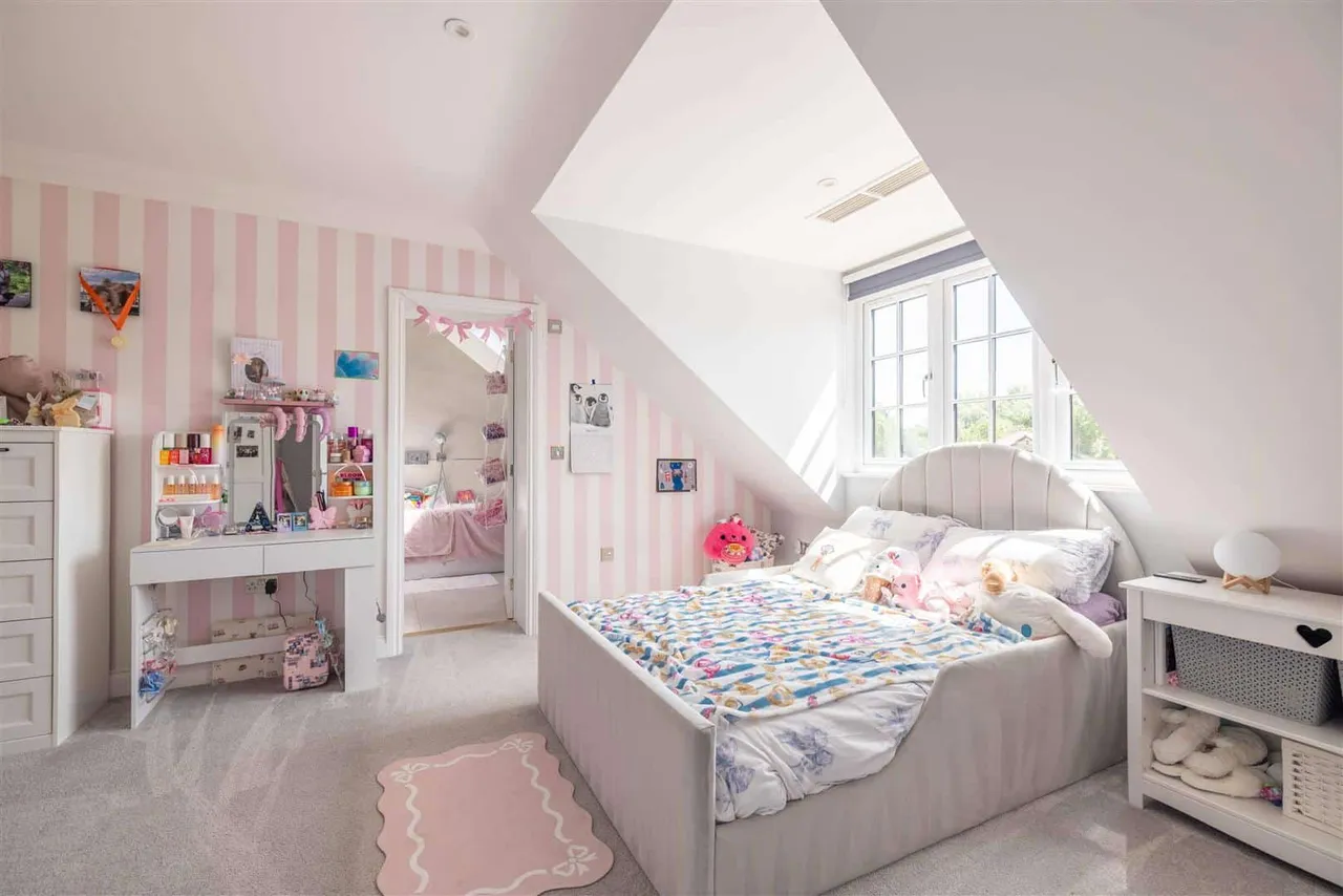 The Avenue, Wraysbury, Staines-Upon-Thames, TW19 5EY, photo 14