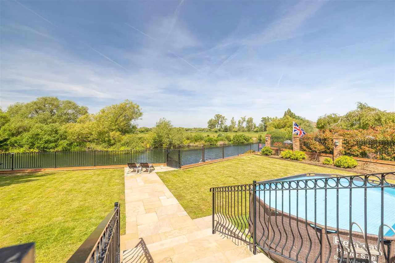 The Avenue, Wraysbury, Staines-Upon-Thames, TW19 5EY, photo 32