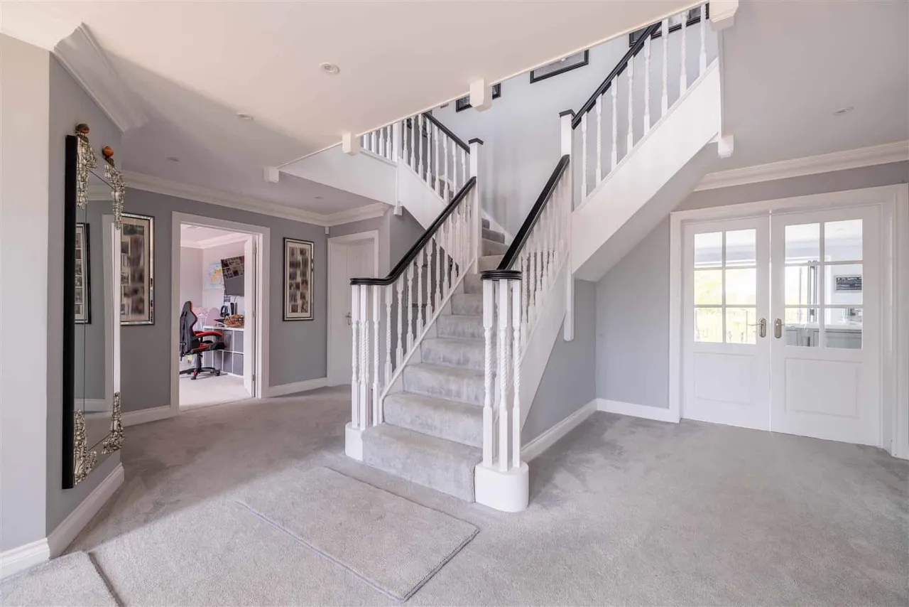 The Avenue, Wraysbury, Staines-Upon-Thames, TW19 5EY, photo 2