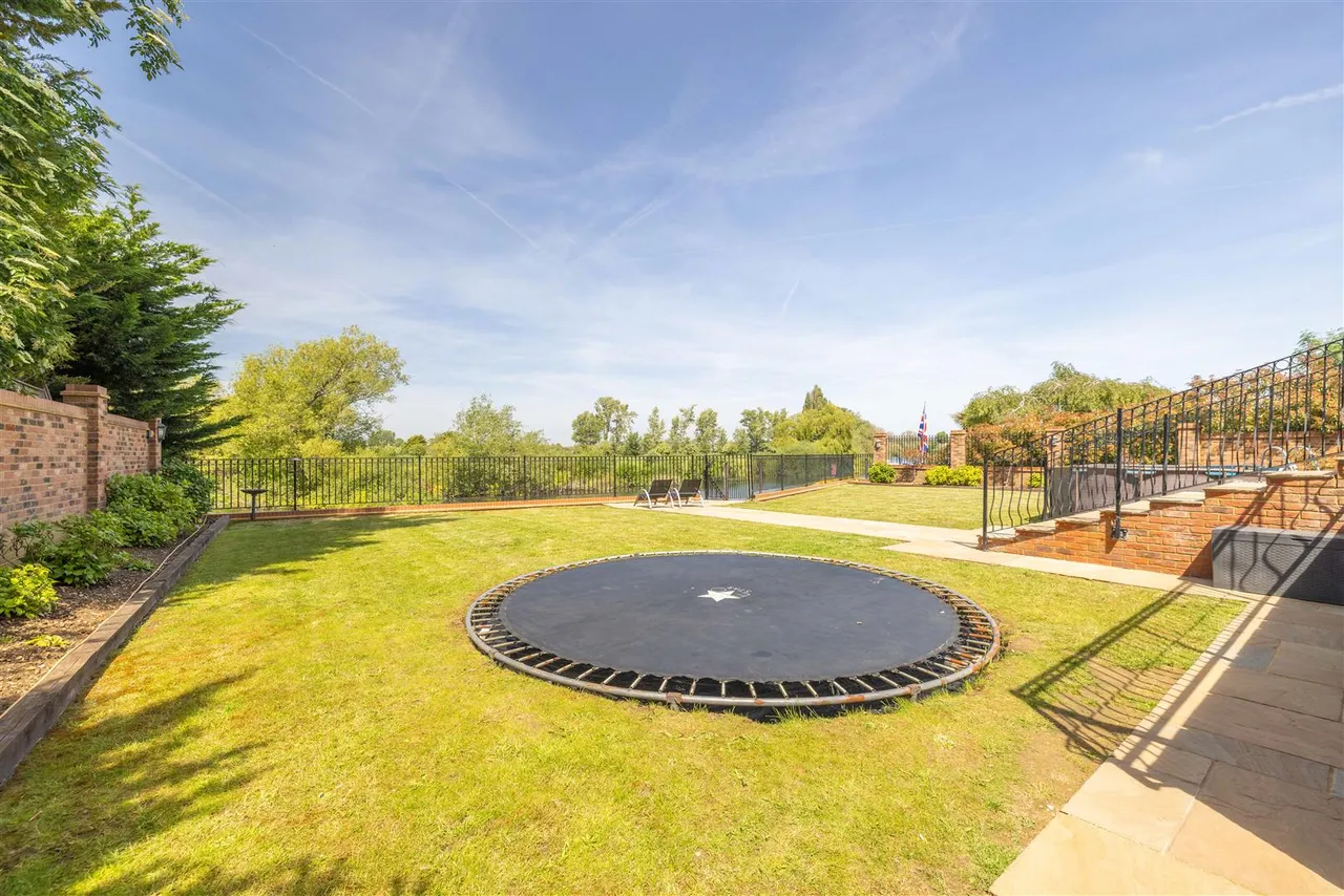 The Avenue, Wraysbury, Staines-Upon-Thames, TW19 5EY, photo 33