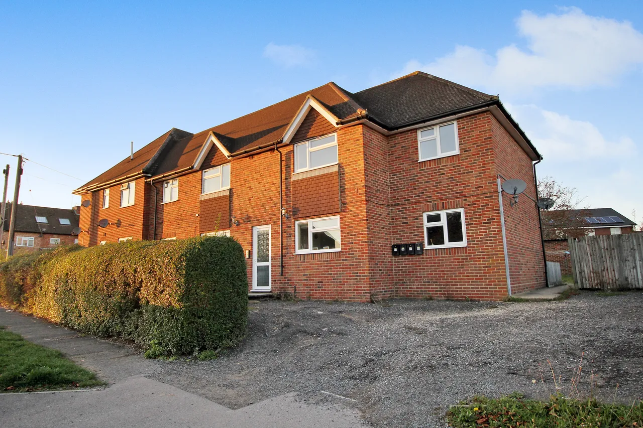 2 bed flat to rent, Edward Road, Alton, GU34