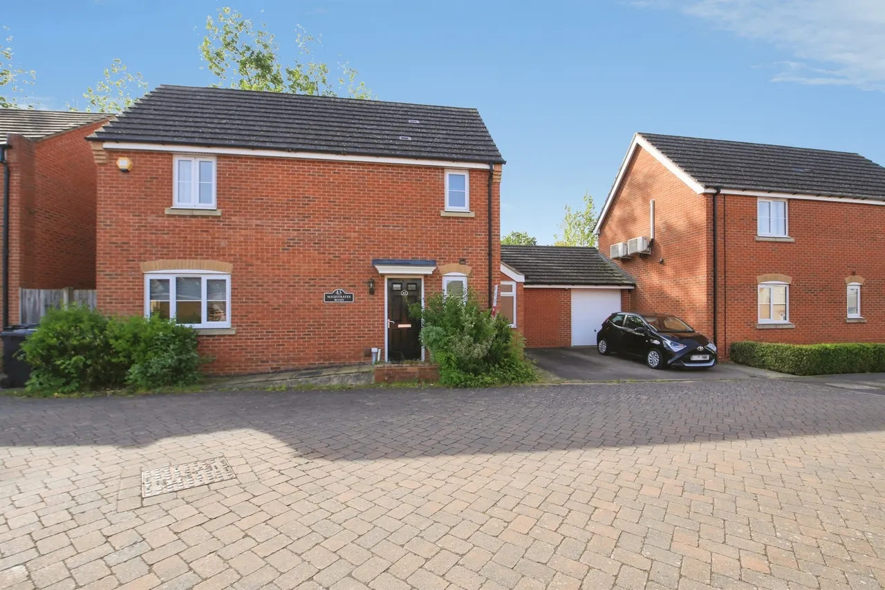 3 bed house for sale — Magistrates Road, Hampton Vale, Peterborough