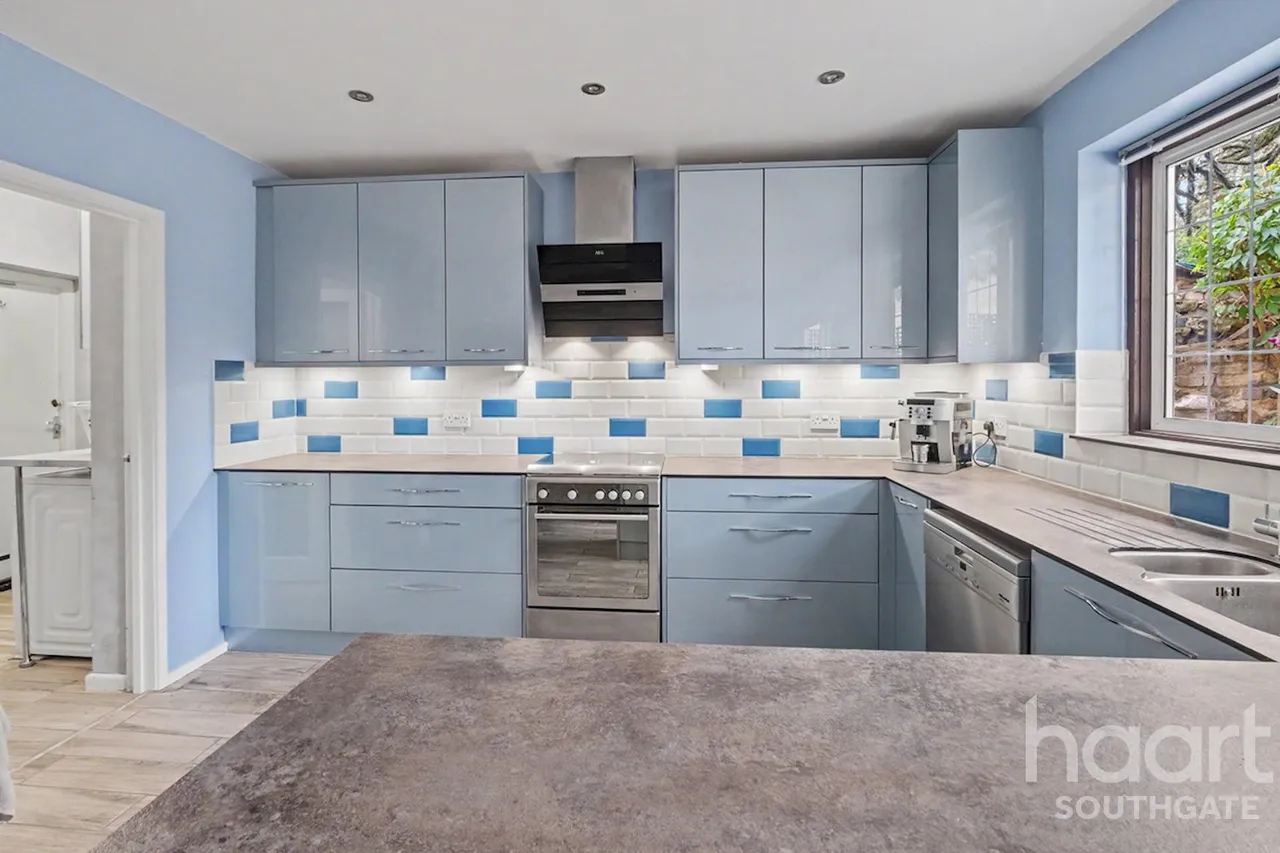 Rowantree Road, Enfield, EN2, photo 16