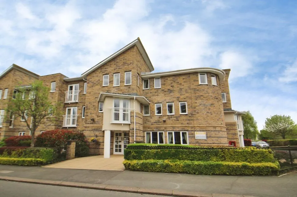 1 bed flat for sale — North Road, Glossop, Derbyshire, SK13