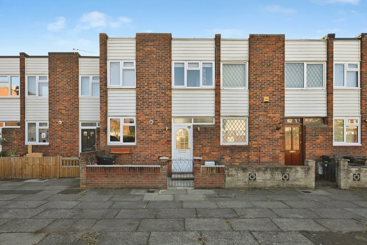 2 bed house for sale, Foremark Close, Ilford, IG6