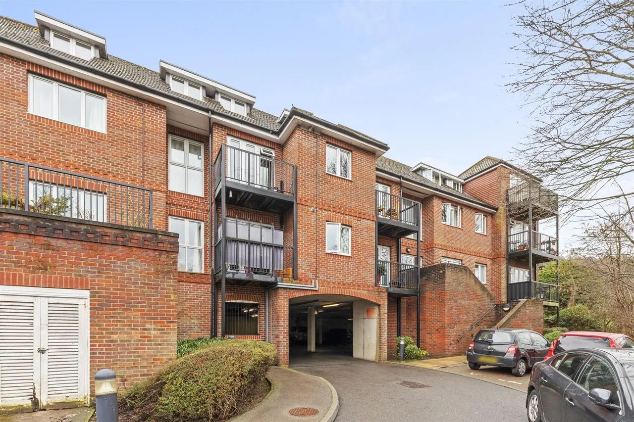 2 bed flat for sale, St. Marks Close, High Wycombe, HP13