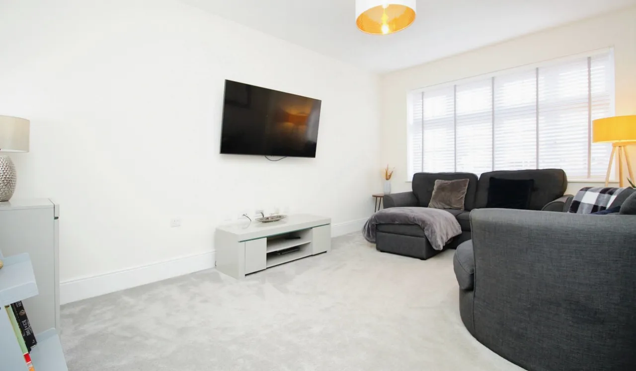 Pentrebane Drive, Cardiff, South Glamorgan, photo 6