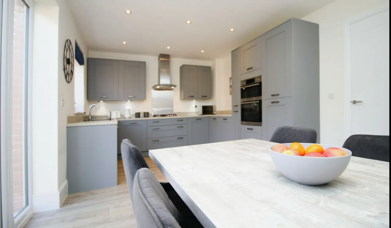 Pentrebane Drive, Cardiff, South Glamorgan, photo 2