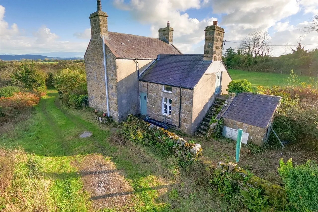 3 bed house for sale, Llanbedrgoch, LL76
