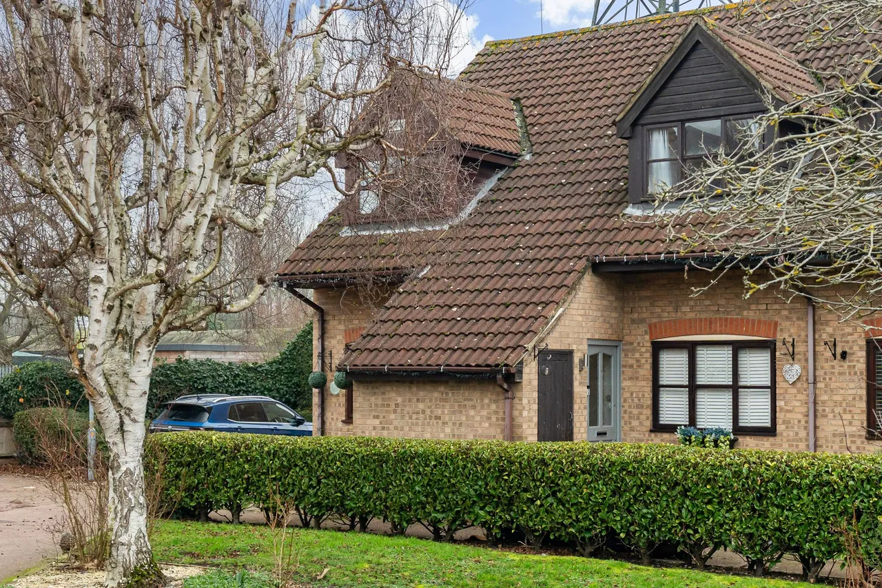 2 bed house for sale, Orchard Close, Stanstead Abbotts, SG12