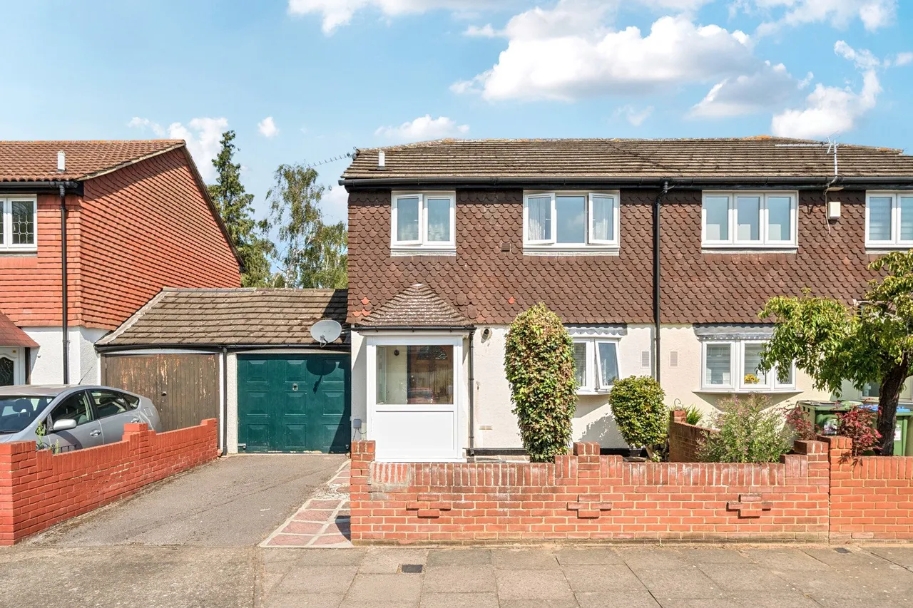 3 bed house for sale — Campion Place, SE28