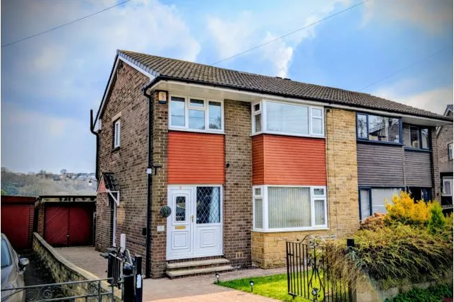 3 bed house for sale — Close Lea Way, Brighouse