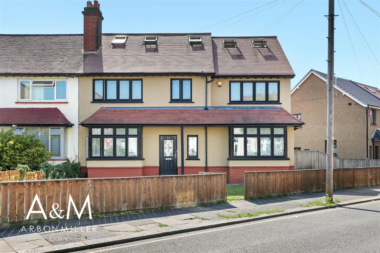 5 bed property for sale — Stainforth Road, Newbury Park, Essex, Ilford, IG27EH
