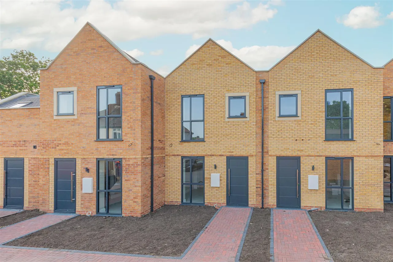 3 bed house for sale, North Drive, Hounslow
