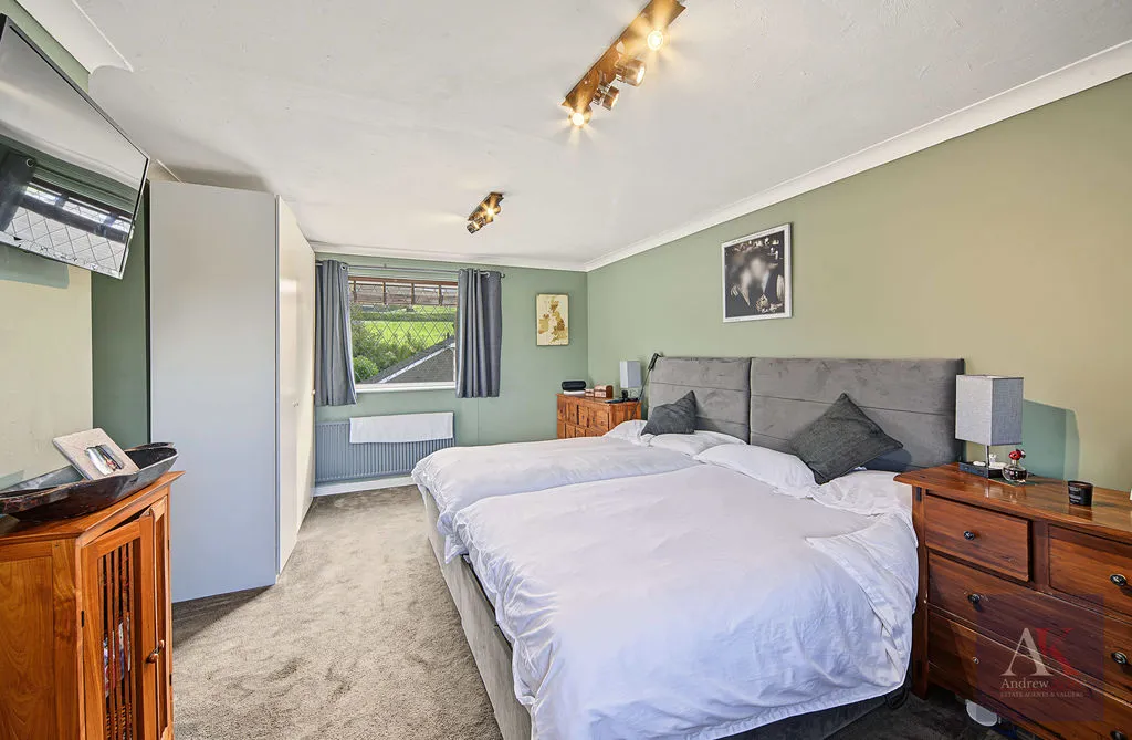 Longacres Drive, Whitworth, OL12, photo 24