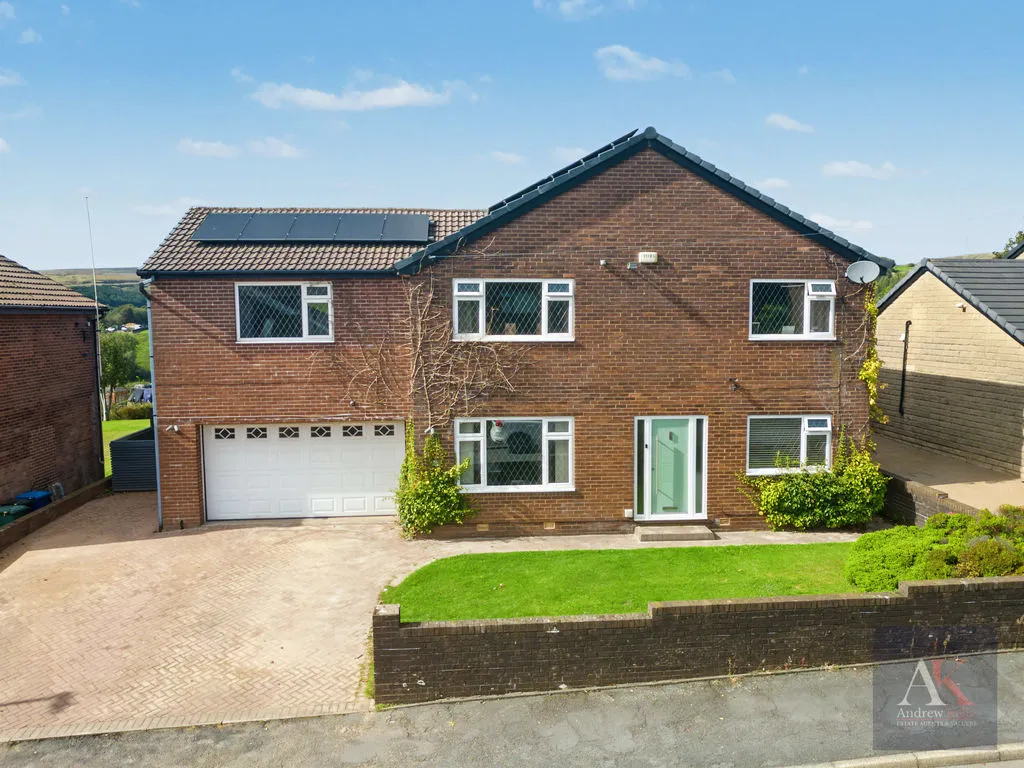 5 bed house for sale, Longacres Drive, Whitworth, OL12