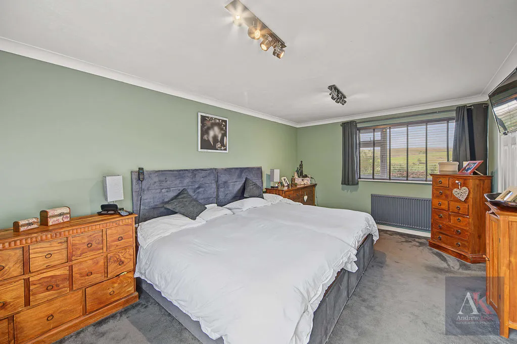 Longacres Drive, Whitworth, OL12, photo 23