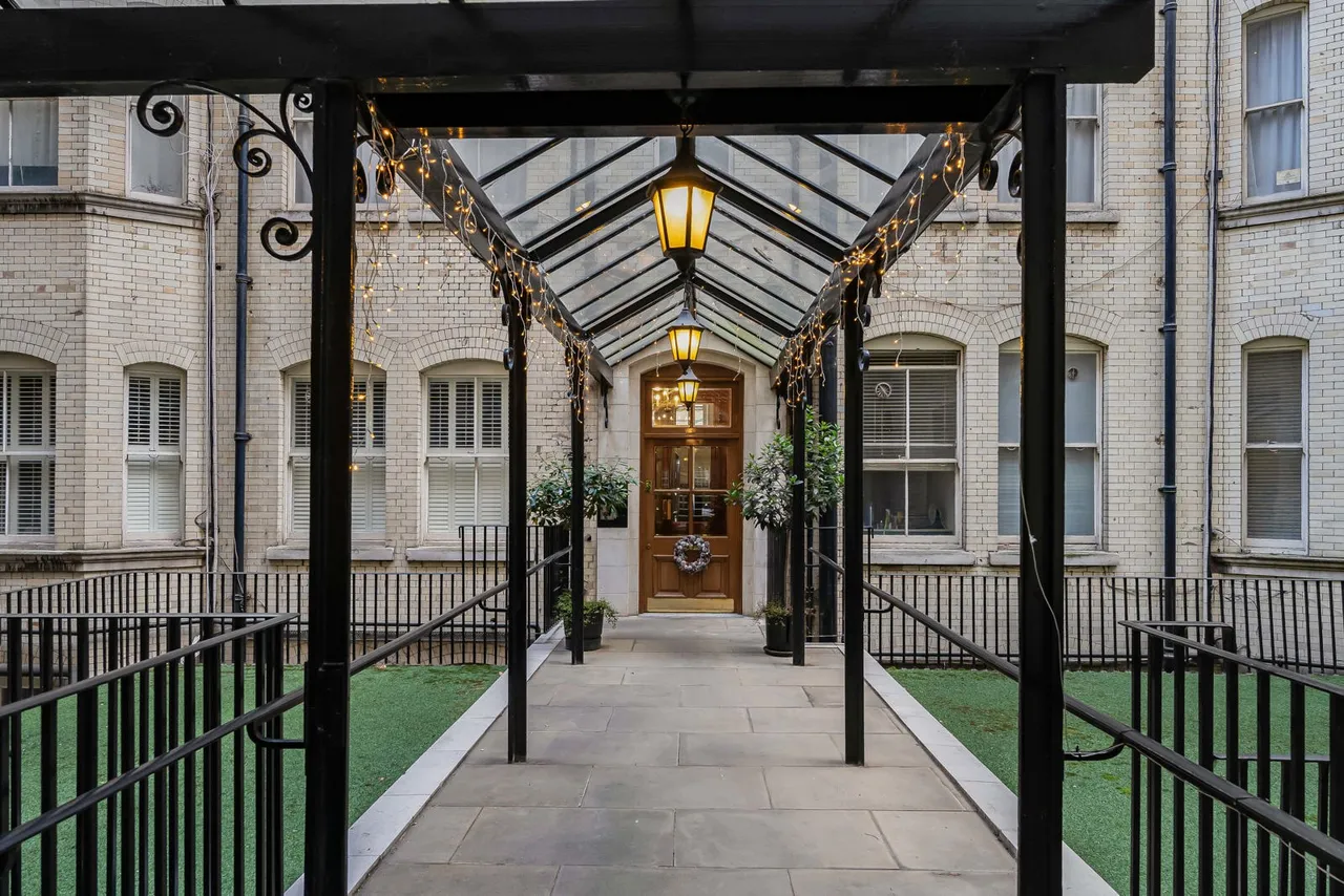 Bedford Avenue, London, WC1B, photo 19