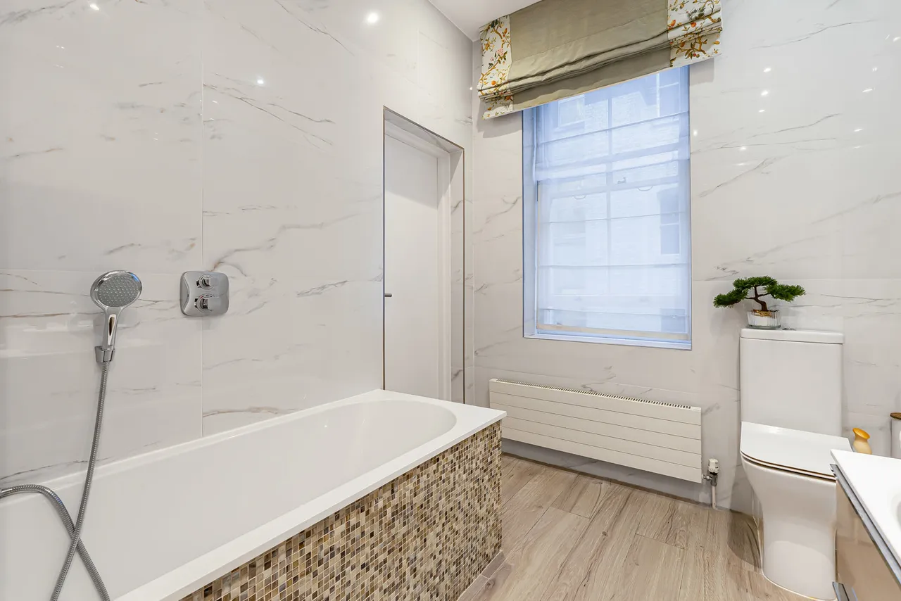 Bedford Avenue, London, WC1B, photo 12