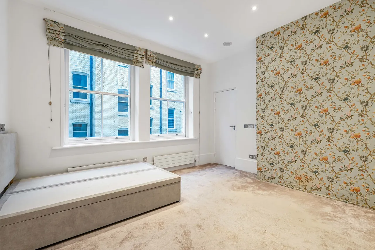 Bedford Avenue, London, WC1B, photo 13