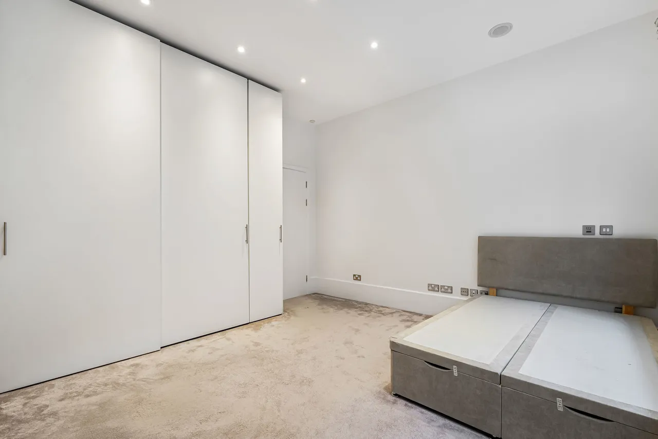 Bedford Avenue, London, WC1B, photo 14