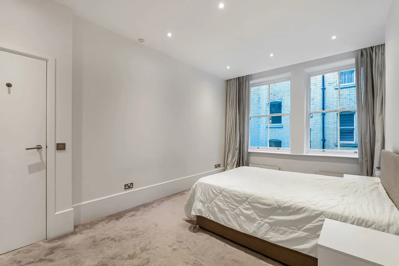 Bedford Avenue, London, WC1B, photo 9