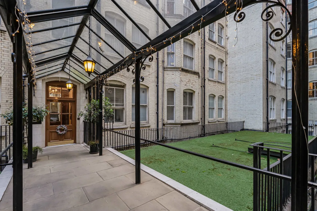 Bedford Avenue, London, WC1B, photo 20
