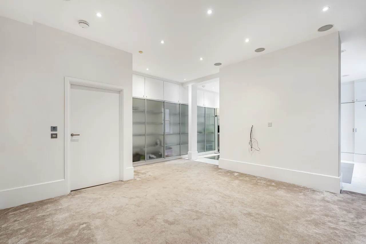 Bedford Avenue, London, WC1B, photo 16