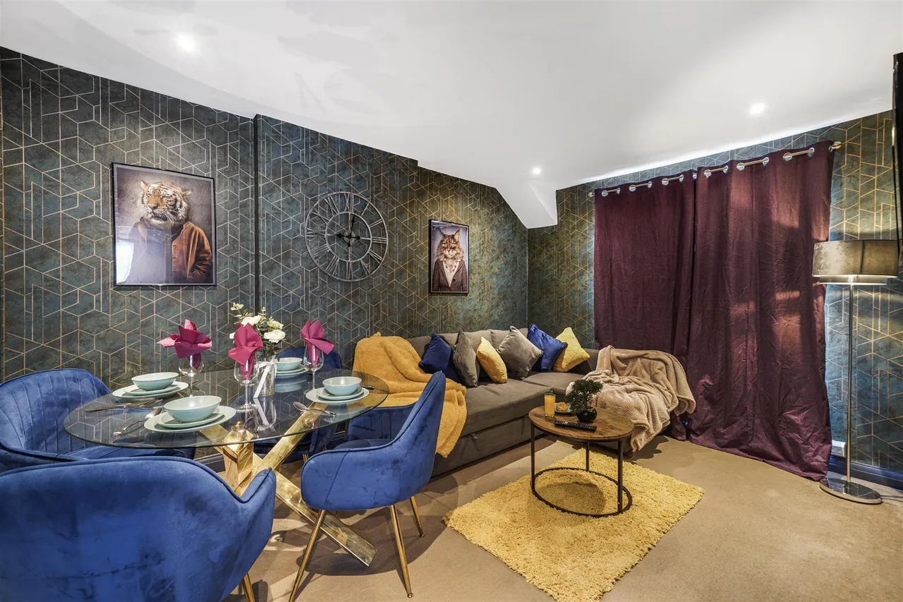 2 bed flat for sale, Great North Way, London