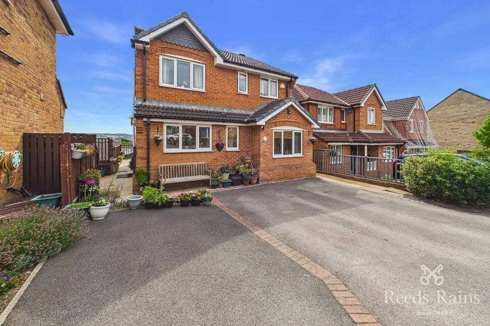 4 bed house for sale — Robsons Drive, Huddersfield, West Yorkshire, HD5